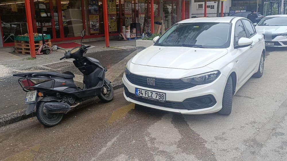 Antalya'da kaza motorlu bisiklet otomobile çarptı