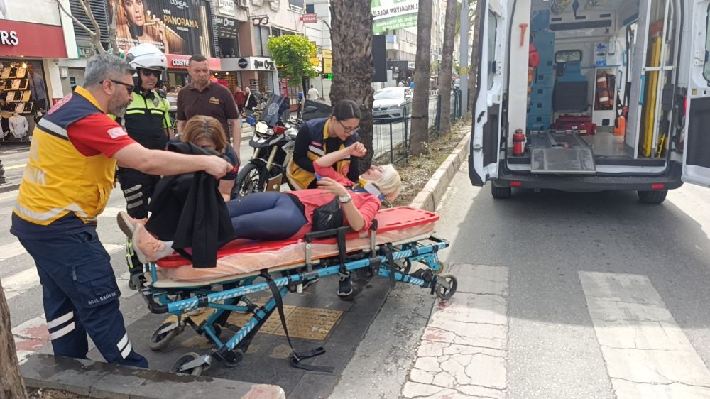 Antalya'da kaza Yaya geçidinde frene basıp düşen motosiklet sürücüsü kask sayesinde hayatta kaldı