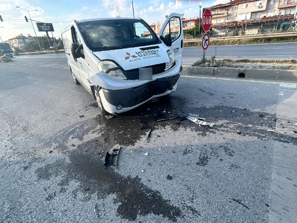 Antalya'da korkutan kaza Otomobil ile kamyonet çarpıştı!
