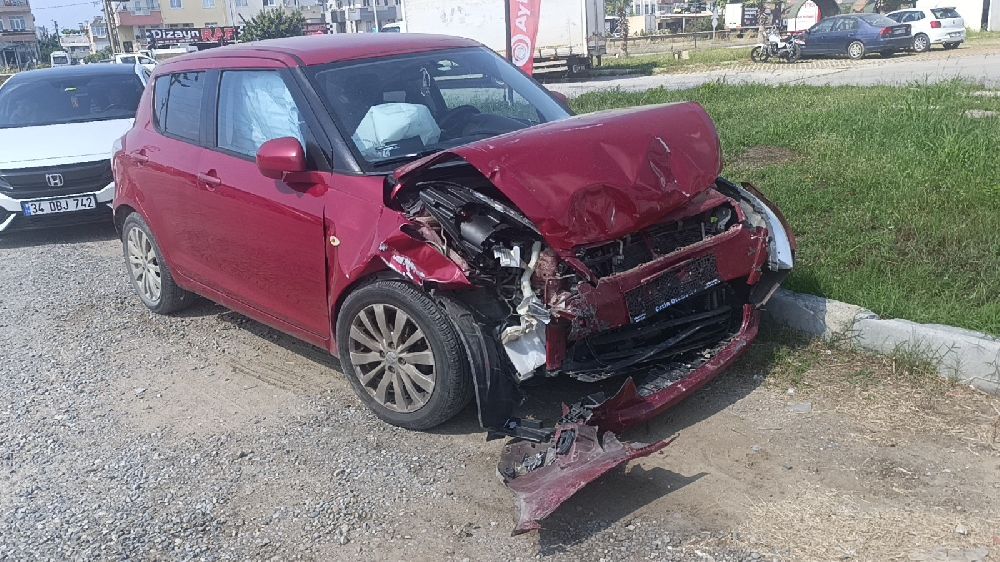 Antalya'da korkutan kaza Otomobil ile kamyonet çarpıştı!