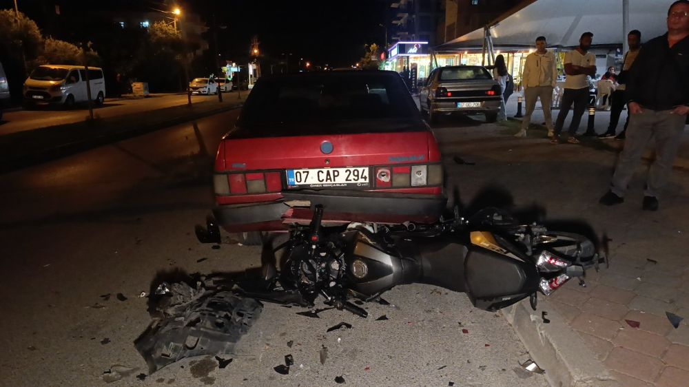 Antalya'da motosikletli gençlerin ölümle burun buruna geldiği kaza kamerada