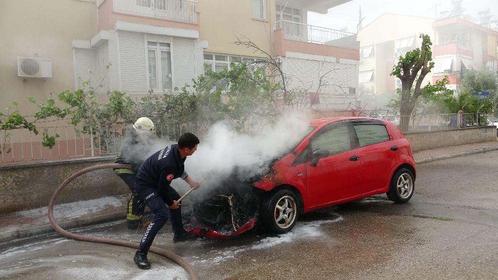 Antalya'da otomobil alev alev yandı, görüntüyü çeken afacanların yorumları gülümsetti