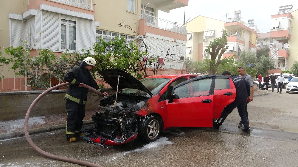 Antalya'da otomobil alev alev yandı, görüntüyü çeken afacanların yorumları gülümsetti