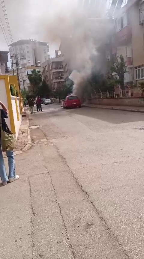 Antalya'da otomobil alev alev yandı, görüntüyü çeken afacanların yorumları gülümsetti