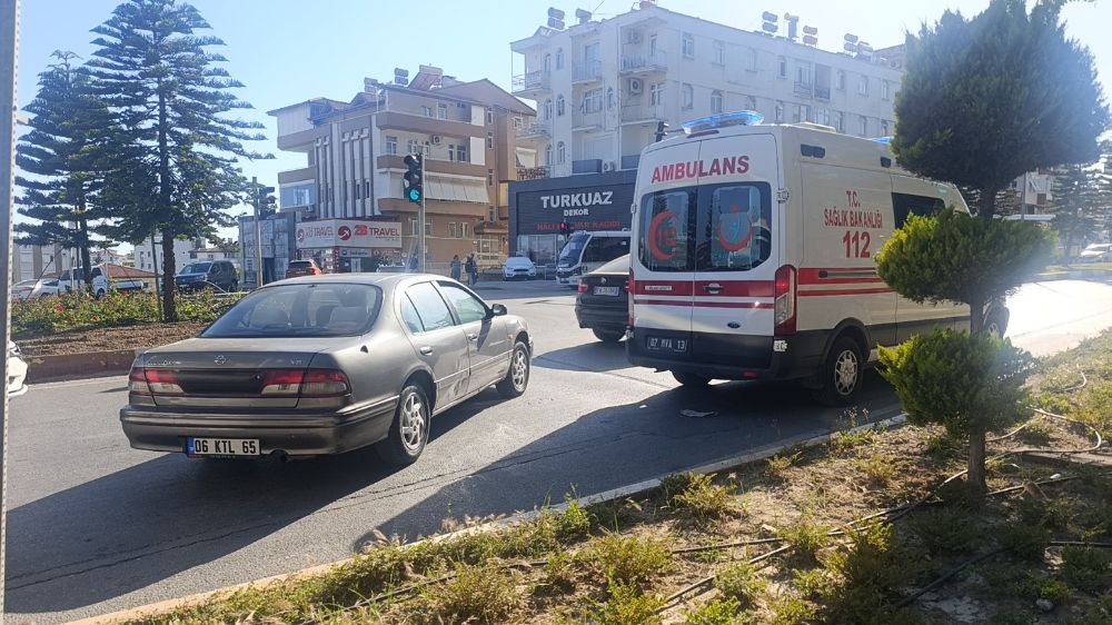 Antalya'da otomobil ile elektrikli bisiklet çarpıştı: 2 yaralı