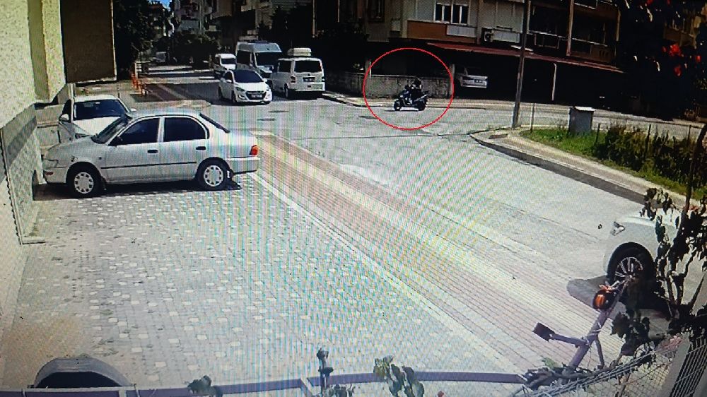 Antalya'da otomobille çarpışan motosiklet sürücüsü havada taklalar attı