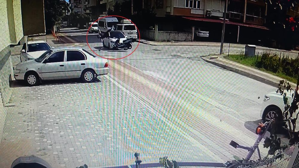 Antalya'da otomobille çarpışan motosiklet sürücüsü havada taklalar attı