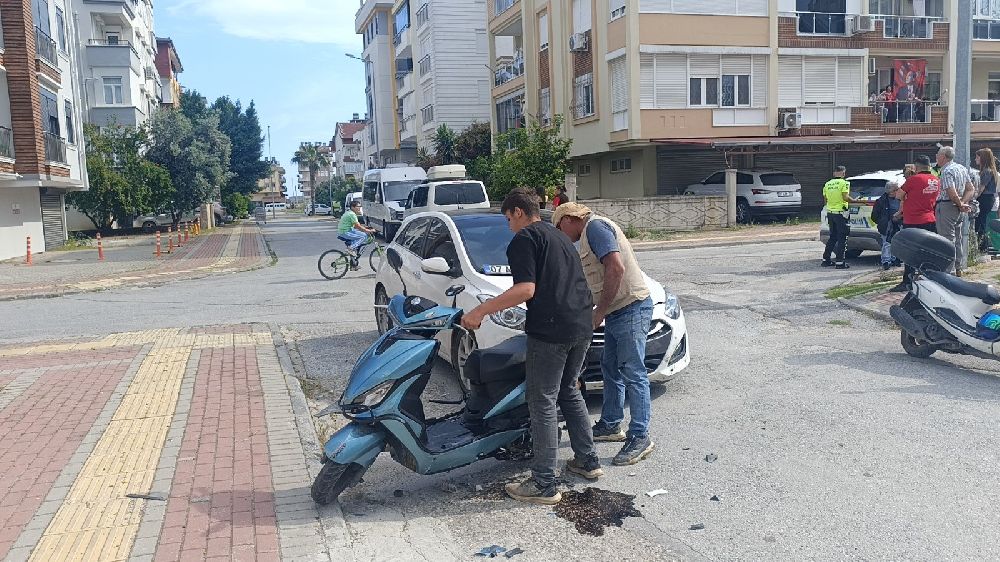 Antalya'da otomobille çarpışan motosiklet sürücüsü havada taklalar attı