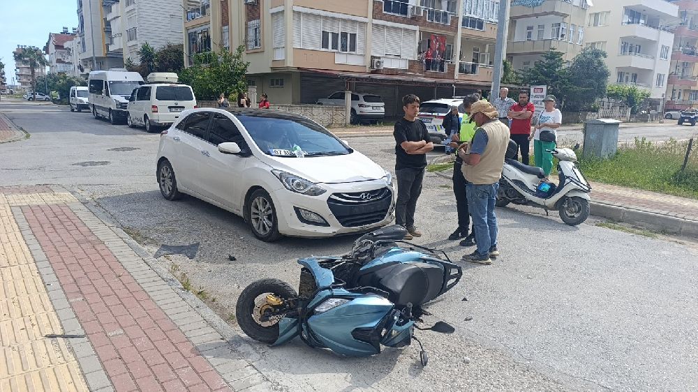 Antalya'da otomobille çarpışan motosiklet sürücüsü havada taklalar attı