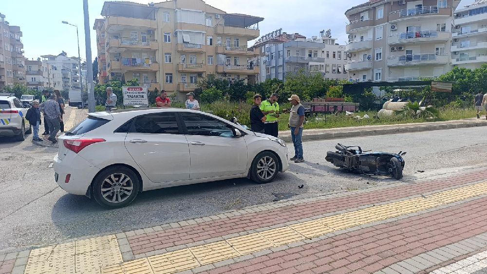 Antalya'da otomobille çarpışan motosiklet sürücüsü havada taklalar attı