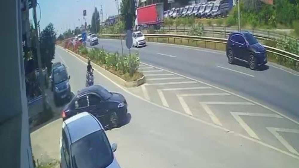 Antalya'da otomobille çarpışan motosikletin sürücüsü metrelerce savruldu