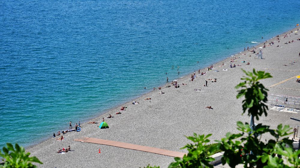 Antalya’da termometreler 28 dereceyi gösterdi, tatilciler denizin keyfini çıkardı