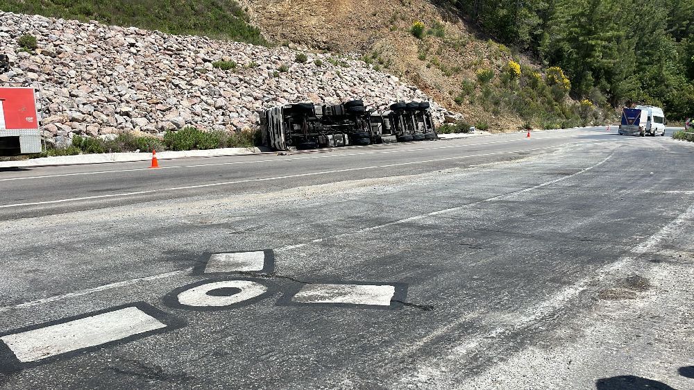 Antalya'da tır devrildi 1 yaralı Kupa kısmından dumanlar yükseldi