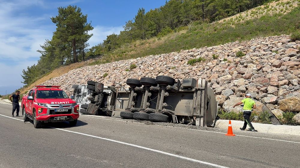 Antalya'da tır devrildi 1 yaralı Kupa kısmından dumanlar yükseldi