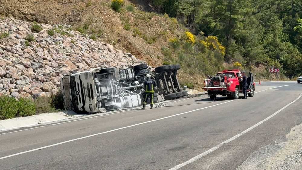 Antalya'da tır devrildi 1 yaralı Kupa kısmından dumanlar yükseldi