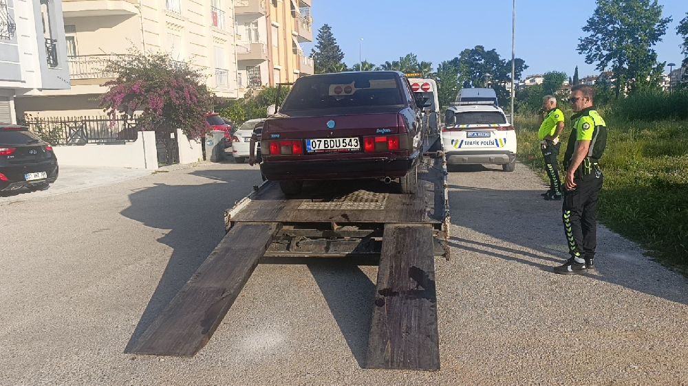 Antalya’da trafikte tehlikeli kaçış Ehliyetsiz sürücüyü affetmediler