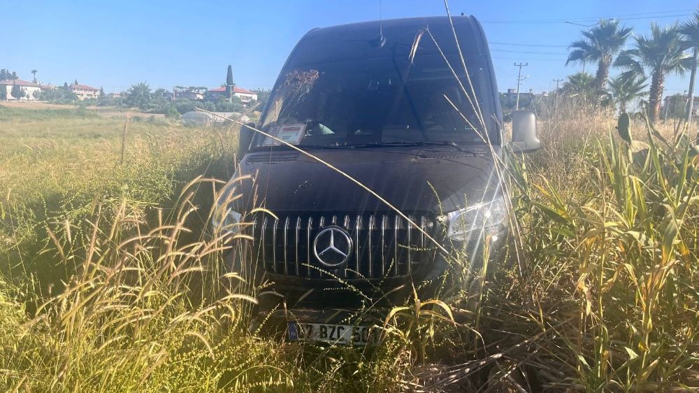 Antalya'da yola fırlayan köpeğe çarpmamak için direksiyonu tarlaya kırdı: 2 Alman turist yaralı