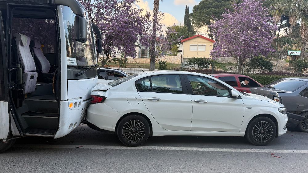 Antalya’da zincirleme kaza: 2’si çocuk 3 kişi yaralandı