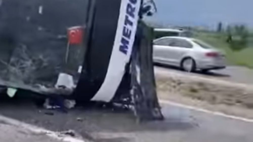 Antalya Konya yolunda yolcu otobüsü devrildi  13 Yaralı