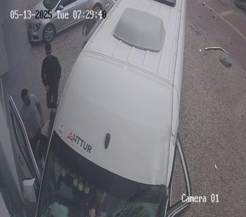 Antalya trafik kazası 2 servis aracı çarpıştı biri iş yerine daldı