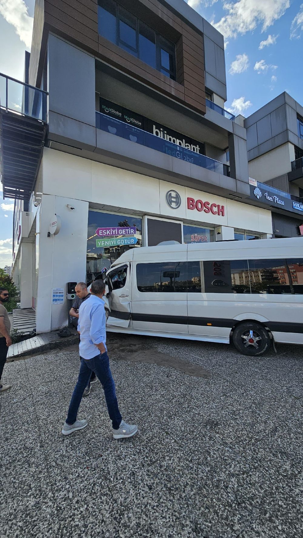 Antalya trafik kazası 2 servis aracı çarpıştı biri iş yerine daldı