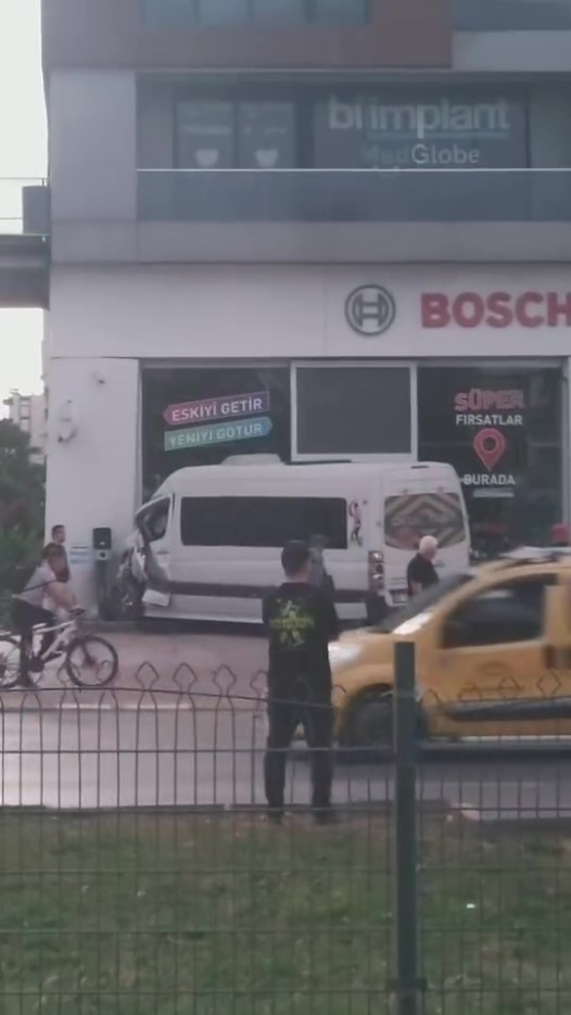 Antalya trafik kazası 2 servis aracı çarpıştı biri iş yerine daldı