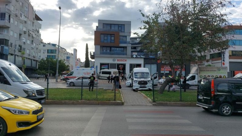 Antalya trafik kazası 2 servis aracı çarpıştı biri iş yerine daldı