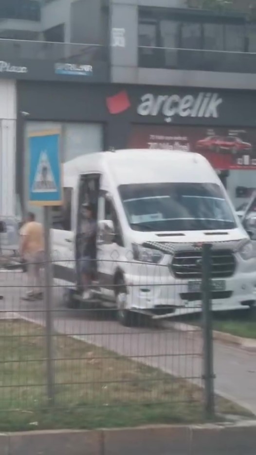 Antalya trafik kazası 2 servis aracı çarpıştı biri iş yerine daldı