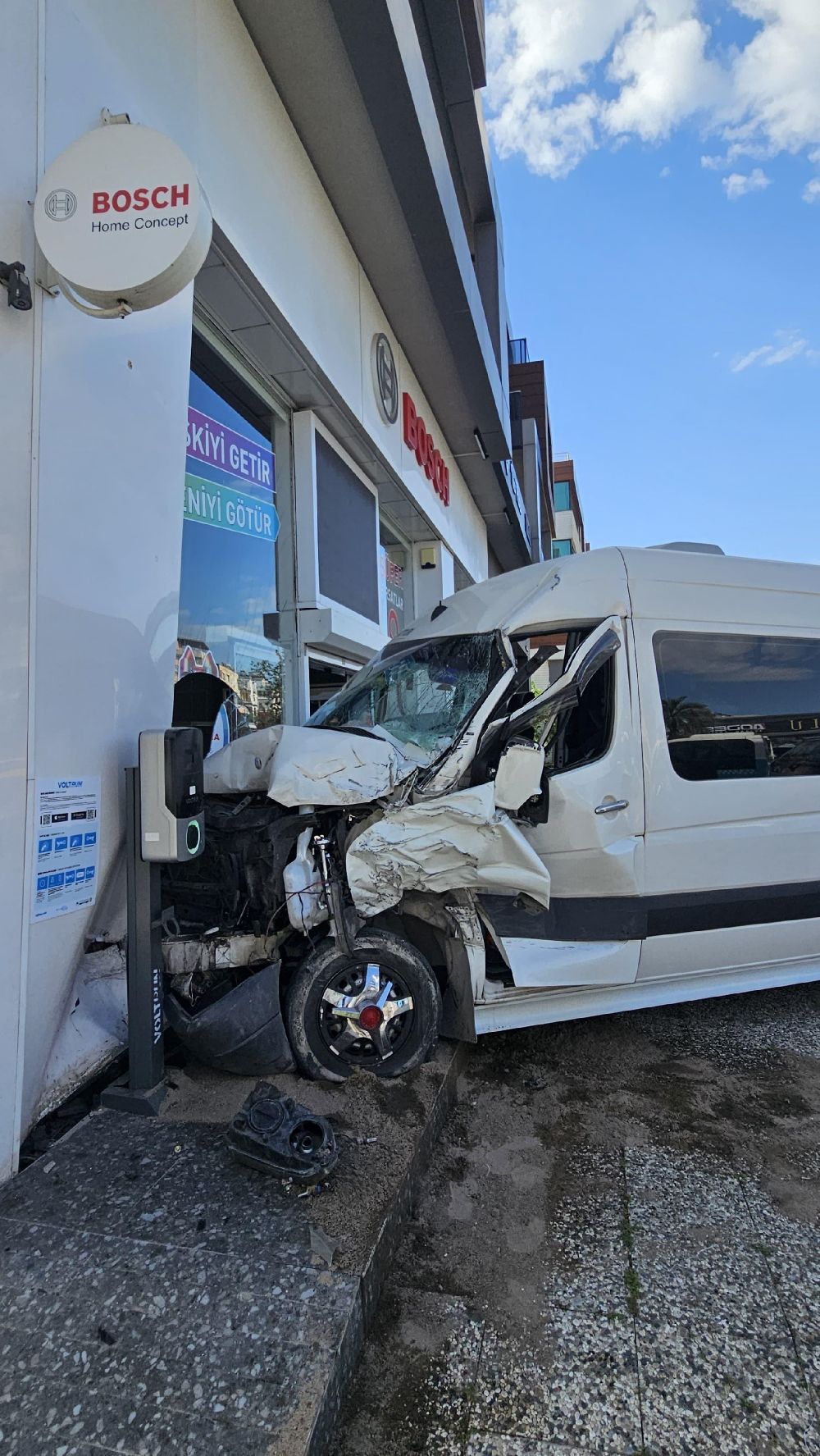 Antalya trafik kazası 2 servis aracı çarpıştı biri iş yerine daldı