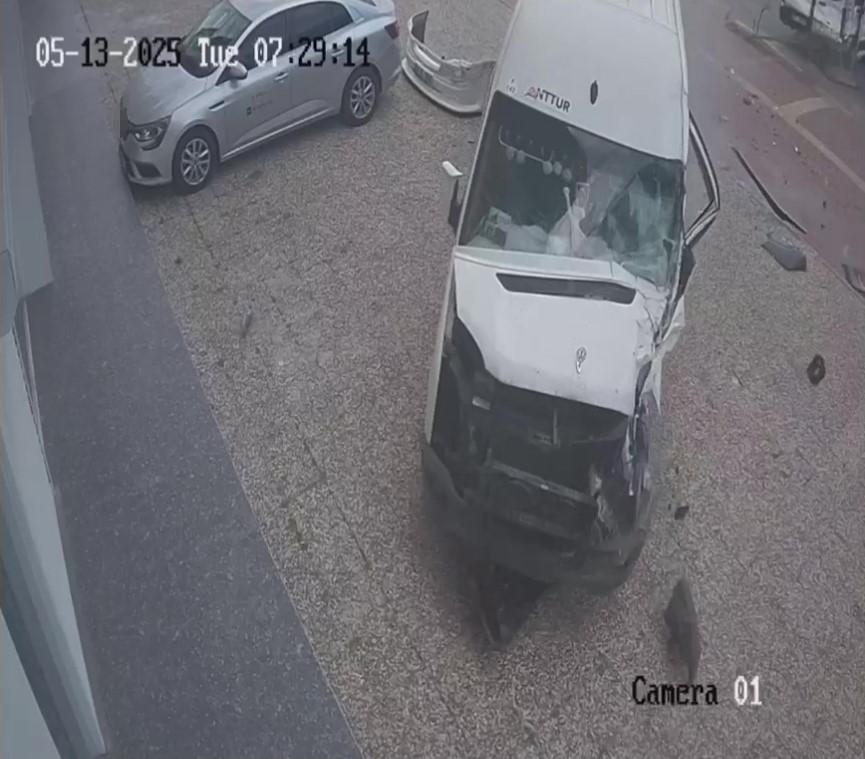 Antalya trafik kazası 2 servis aracı çarpıştı biri iş yerine daldı