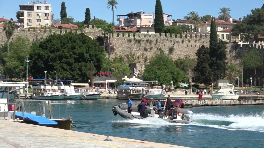  Arızalanan motorbotta mahsur kalan 3 kişiyi deniz polisi kurtardı