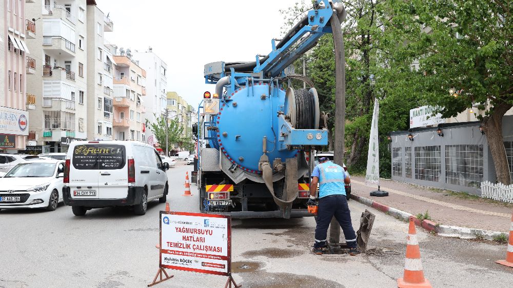 ASAT'ın ana arter ve bulvarlarda yağmur suyu hattı temizliği sürüyor