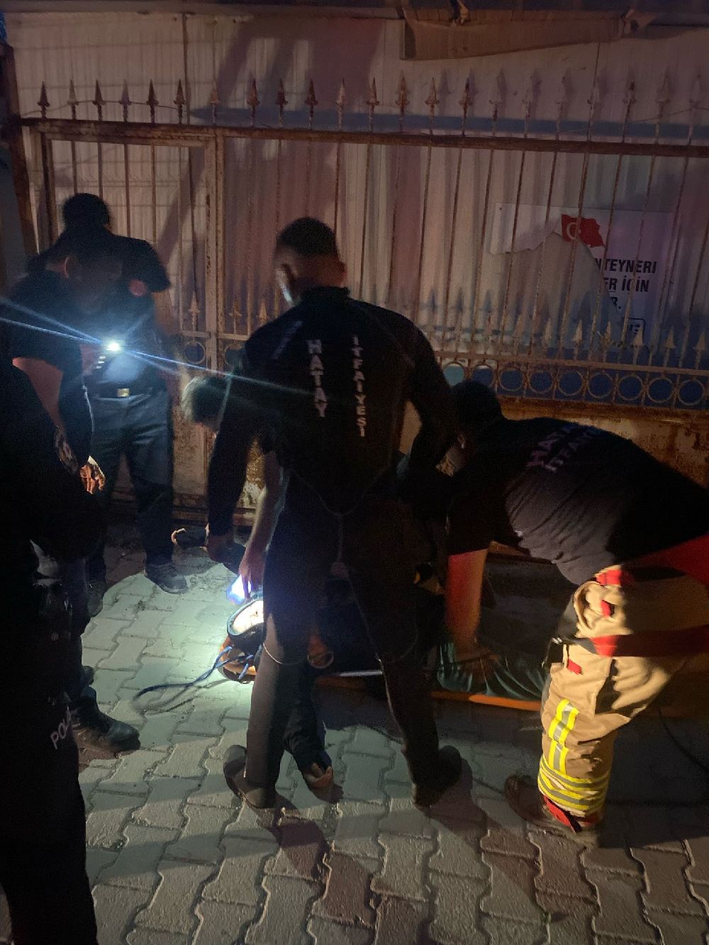 Asi Nehrinde mahsur kalan vatandaşı itfaiye ekipleri kurtardı