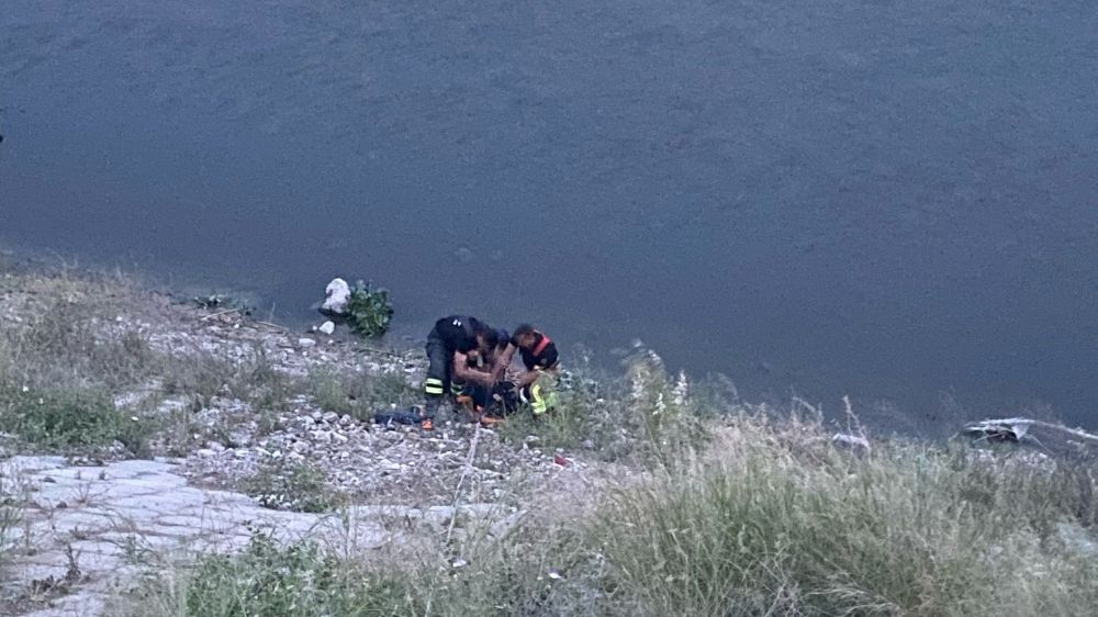 Asi Nehrinde mahsur kalan vatandaşı itfaiye ekipleri kurtardı