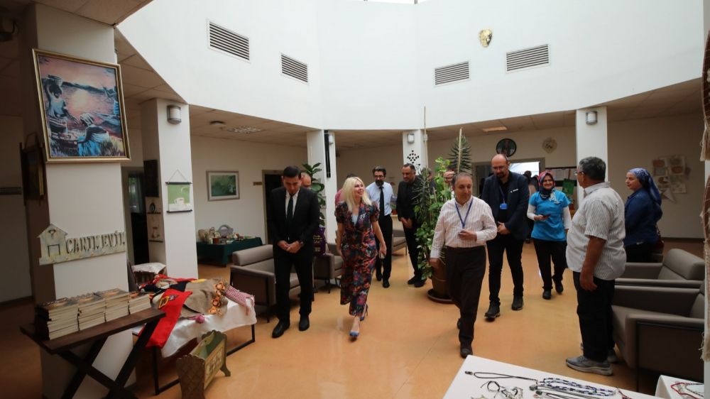 AÜ'de hastalara uygulamalı atölyelerde tarım ve sanatla terapi