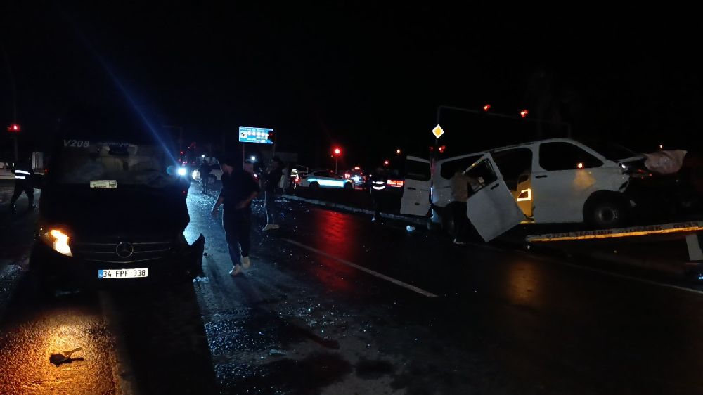 Aynı firmaya ait 2 tur aracı çarpıştı, 4’ü turist 6 kişi yaralandı