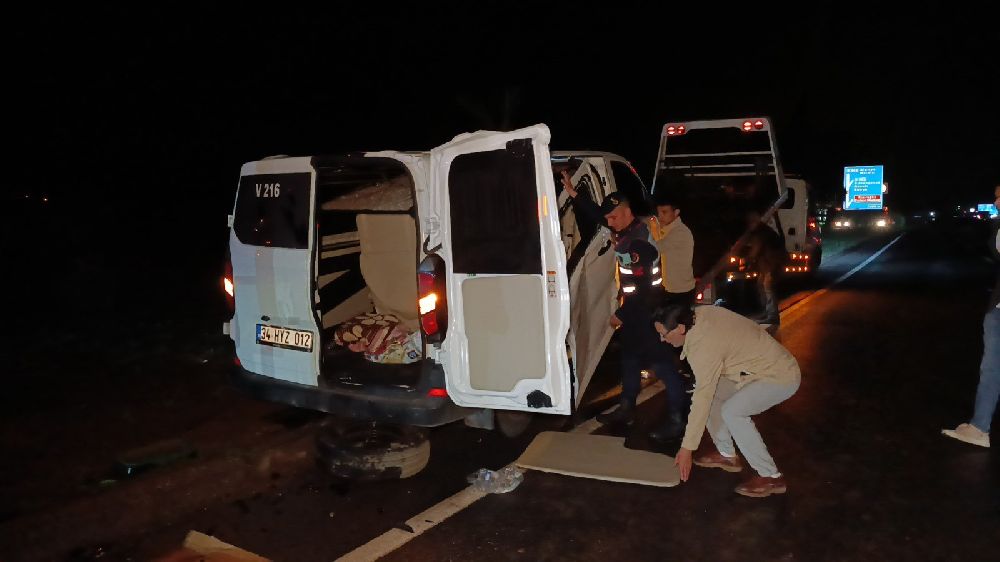 Aynı firmaya ait 2 tur aracı çarpıştı, 4’ü turist 6 kişi yaralandı