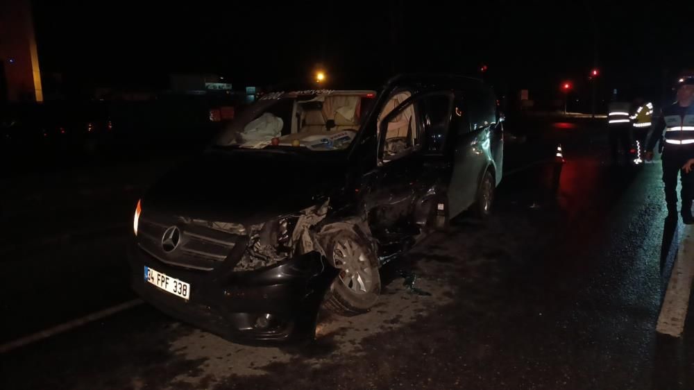 Aynı firmaya ait 2 tur aracı çarpıştı, 4’ü turist 6 kişi yaralandı