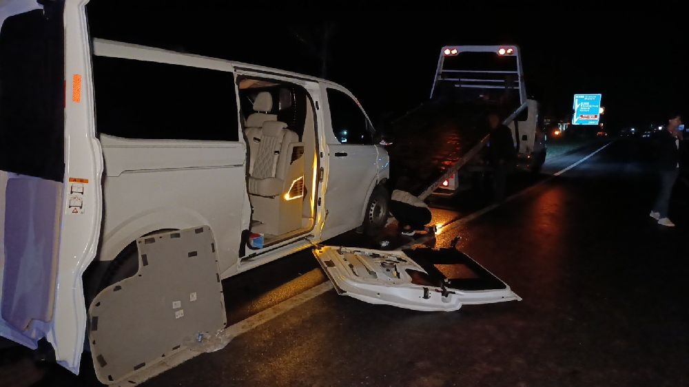 Aynı firmaya ait 2 tur aracı çarpıştı, 4’ü turist 6 kişi yaralandı