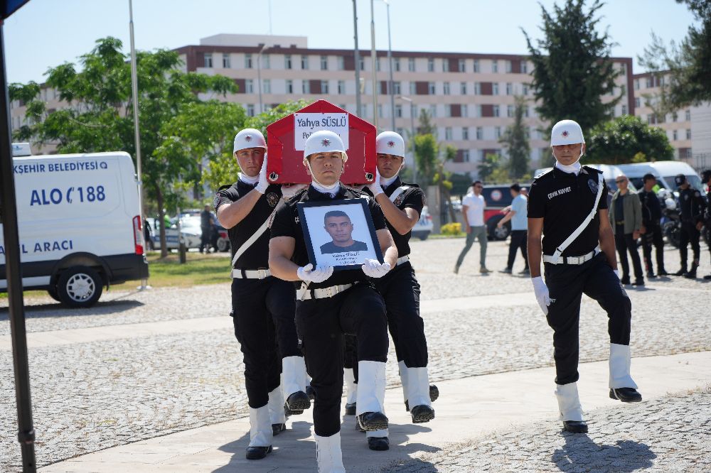 Babalarına, üniformasını giyerek veda ettiler