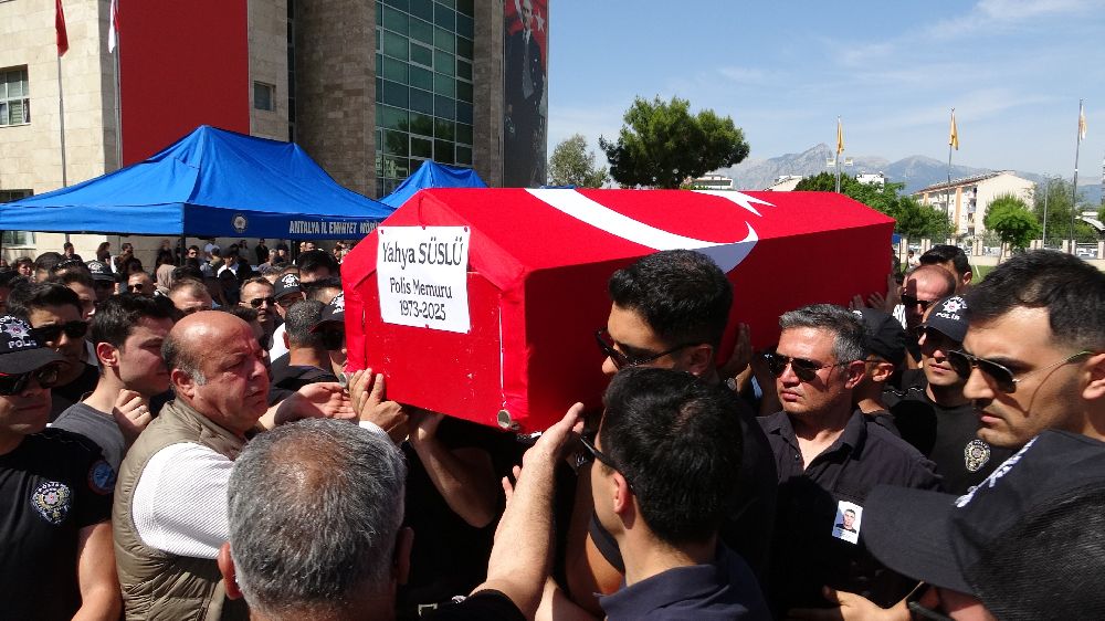 Babalarına, üniformasını giyerek veda ettiler