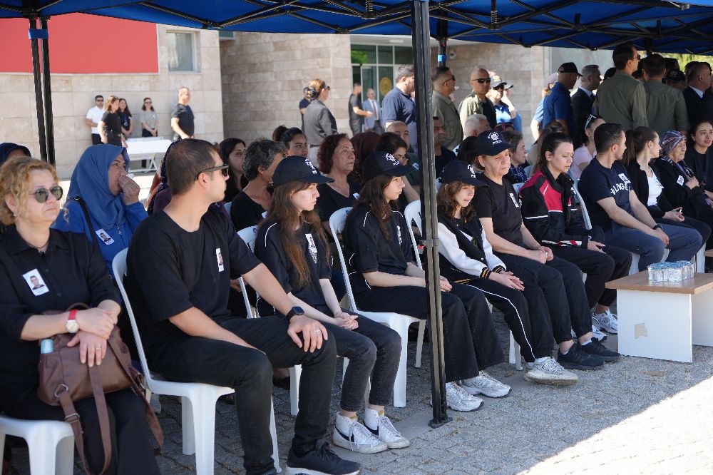 Babalarına, üniformasını giyerek veda ettiler