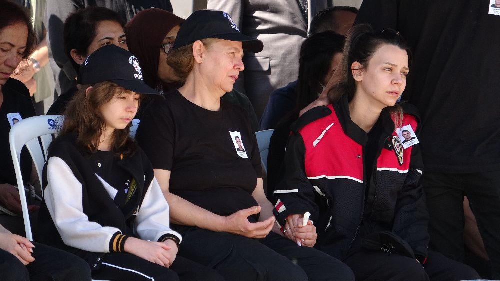 Babalarına, üniformasını giyerek veda ettiler