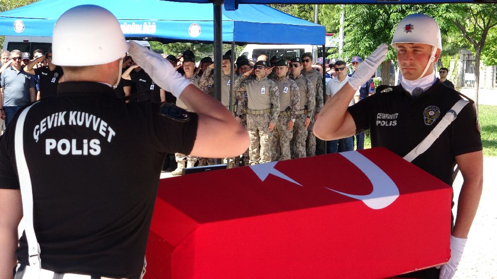 Babalarına, üniformasını giyerek veda ettiler