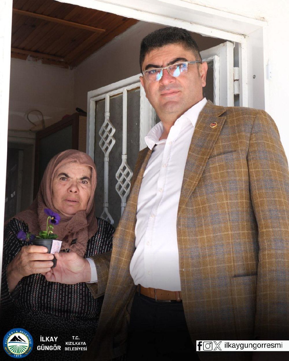 Başkan Güngör, anneleri unutmadı! Onları ziyaret edip, çiçek verdi