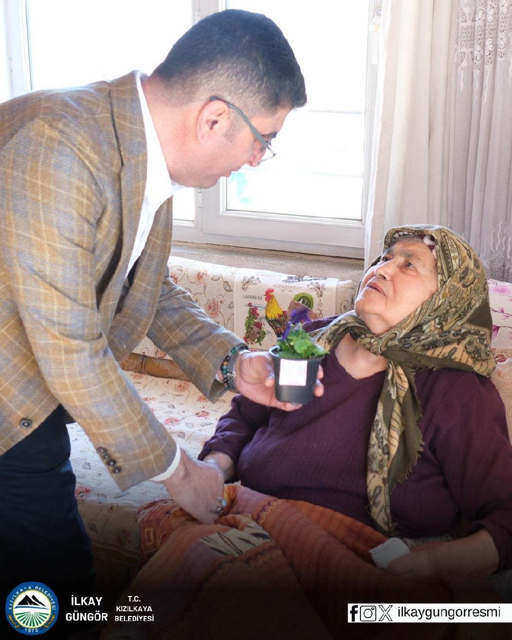 Başkan Güngör, anneleri unutmadı! Onları ziyaret edip, çiçek verdi