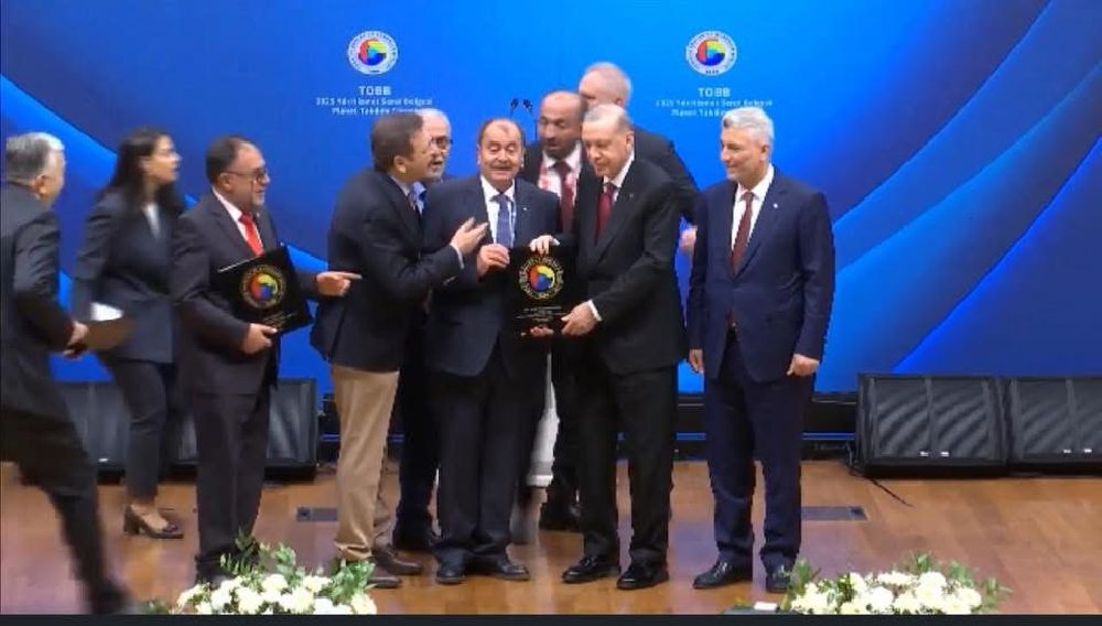 Başkan Meçikoğlu'na, Cumhurbaşkanı Erdoğan'dan hizmet şeref belgesi