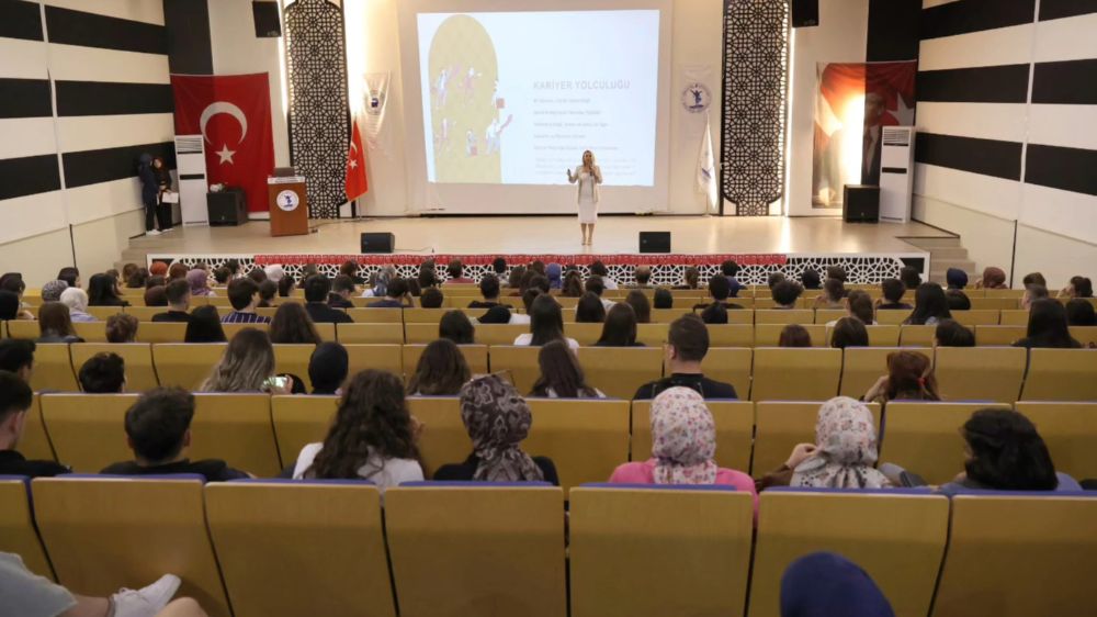 Başkan Tatık üniversiteli gençlere başarıya giden yolu anlattı
