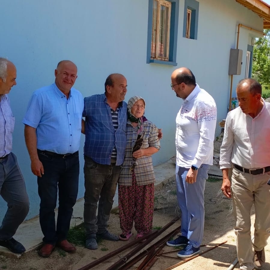 Başkan Yücel özel günde anneleri unutmadı Karanfil dağıtarak jest yaptı