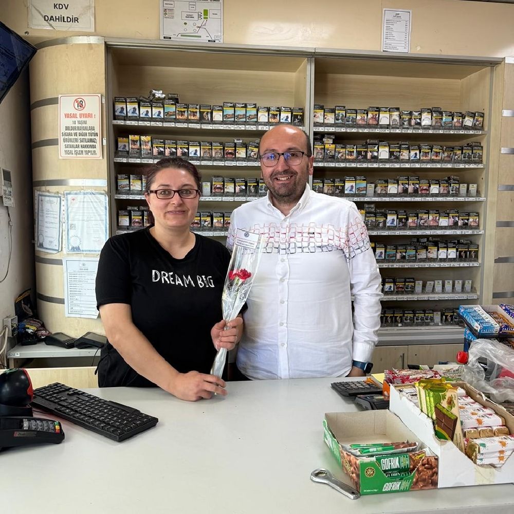 Başkan Yücel özel günde anneleri unutmadı Karanfil dağıtarak jest yaptı